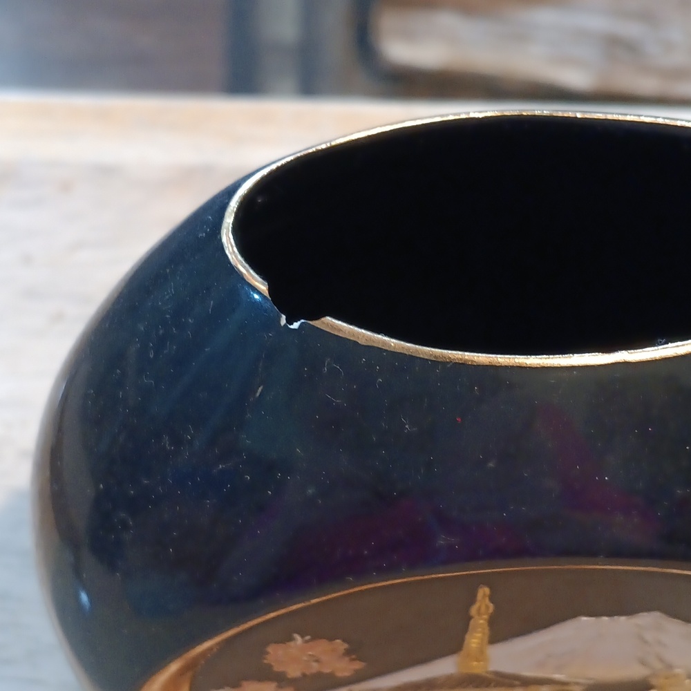 Elegant Black and Gold Vase with Scenic Design - Picture 2 of 4
